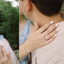 Pareja disfrutando del agua en cenote